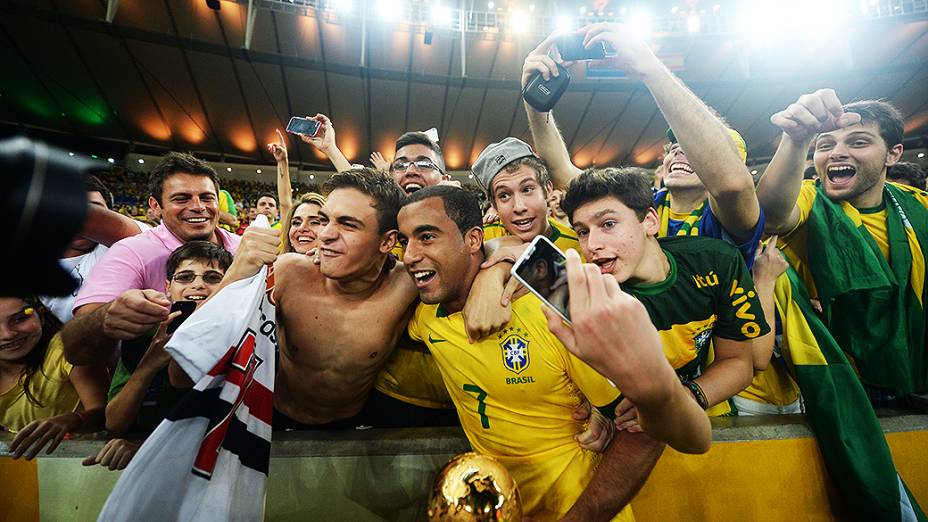 Lucas comemora no estádio Maracanã durante final da Copa das Confederações entre Brasil e Espanha, no Rio de Janeiro