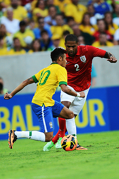 Neymar em lance durante o amistoso contra Inglaterra na reinauguração do Maracanã, neste domingo (02)