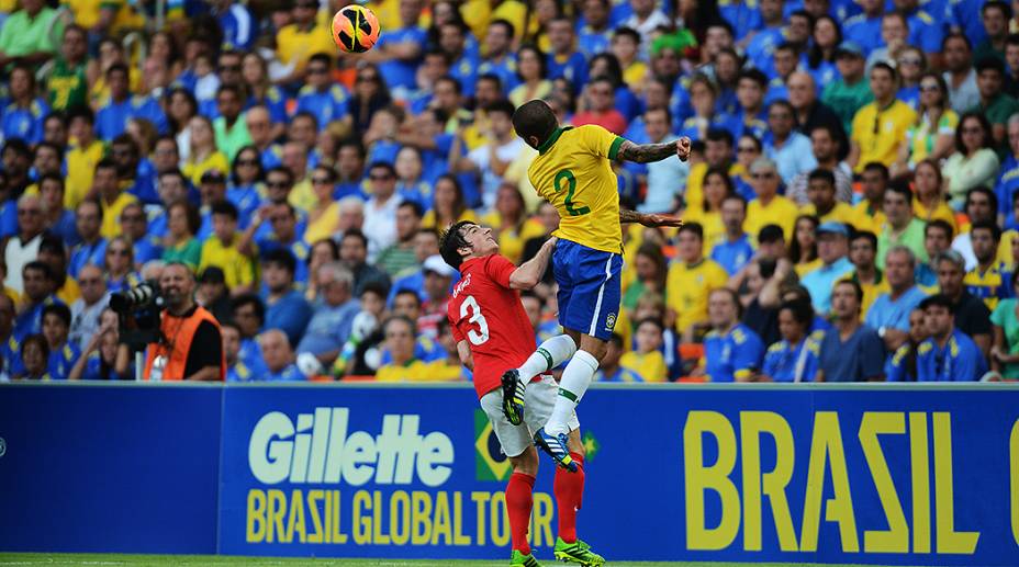 Brasil empata com Inglaterra na reinauguração do Maracanã