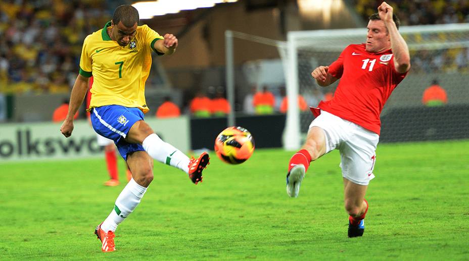 Lucas durante partida contra a Inglaterra na reinauguração do Maracanã