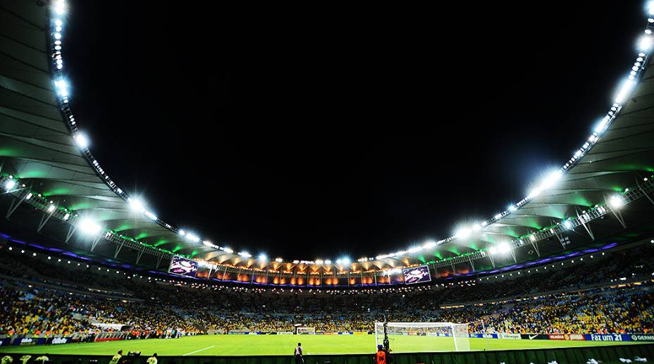 Torcida faz a festa na reinauguração do Maracanã em partida amistosa entre Brasil e Inglaterra