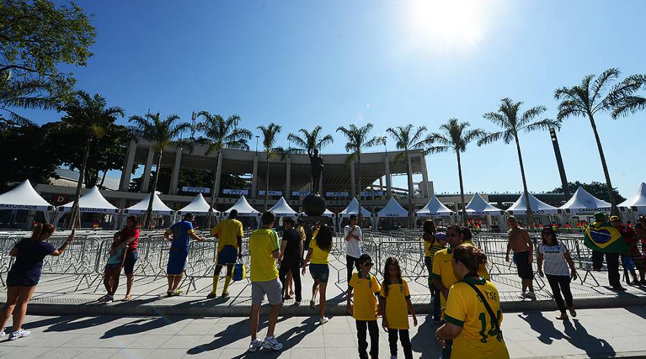 Torcida faz a festa na reinauguração do Maracanã em partida amistosa entre Brasil e Inglaterra