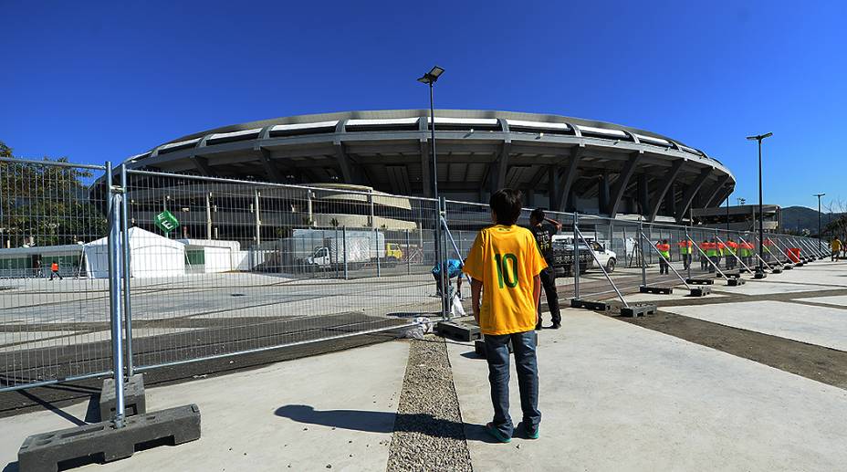 Torcida faz a festa na reinauguração do Maracanã em partida amistosa entre Brasil e Inglaterra