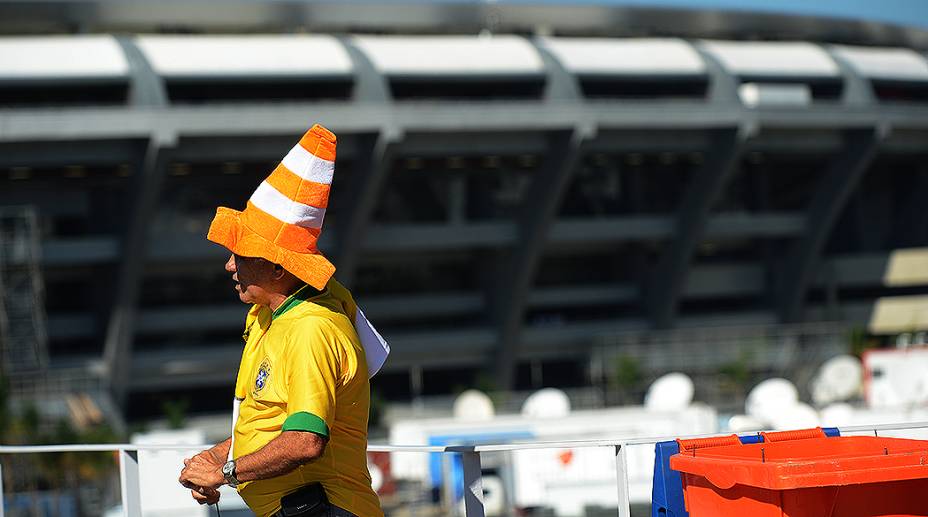 Torcida faz a festa na reinauguração do Maracanã em partida amistosa entre Brasil e Inglaterra