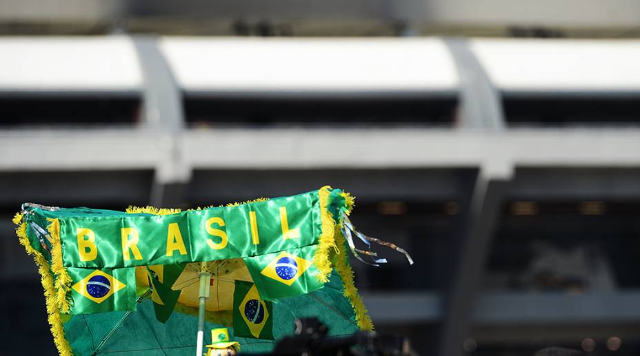 Torcida faz a festa na reinauguração do Maracanã em partida amistosa entre Brasil e Inglaterra