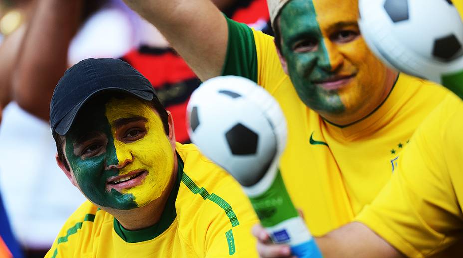 Torcida faz a festa na reinauguração do Maracanã em partida amistosa entre Brasil e Inglaterra