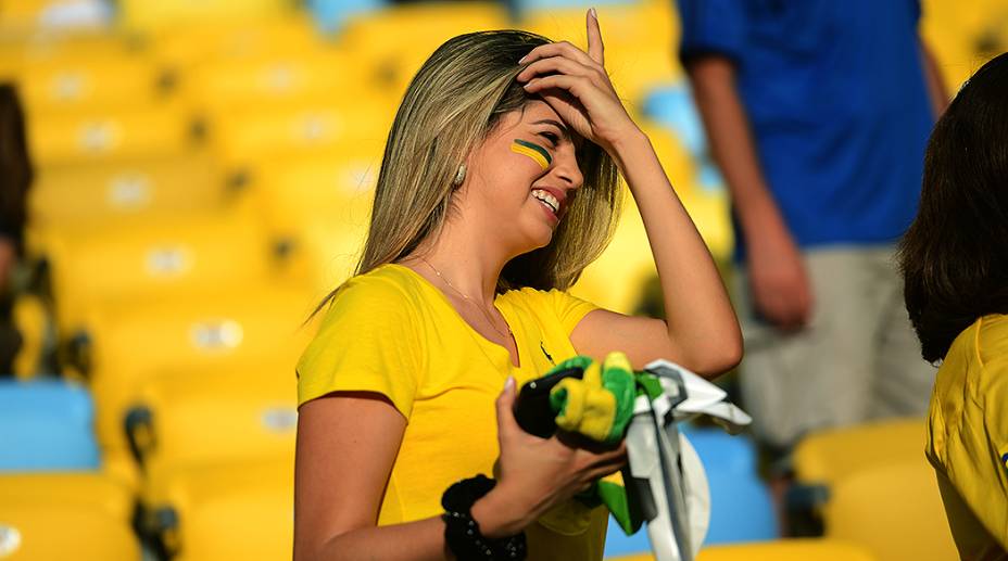 Torcida faz a festa na reinauguração do Maracanã em partida amistosa entre Brasil e Inglaterra