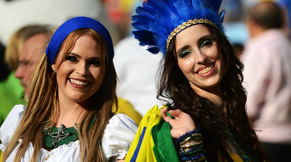 Torcida faz a festa na reinauguração do Maracanã em partida amistosa entre Brasil e Inglaterra