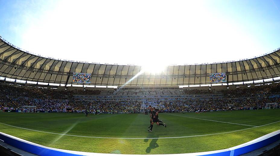 Torcida faz a festa na reinauguração do Maracanã em partida amistosa entre Brasil e Inglaterra