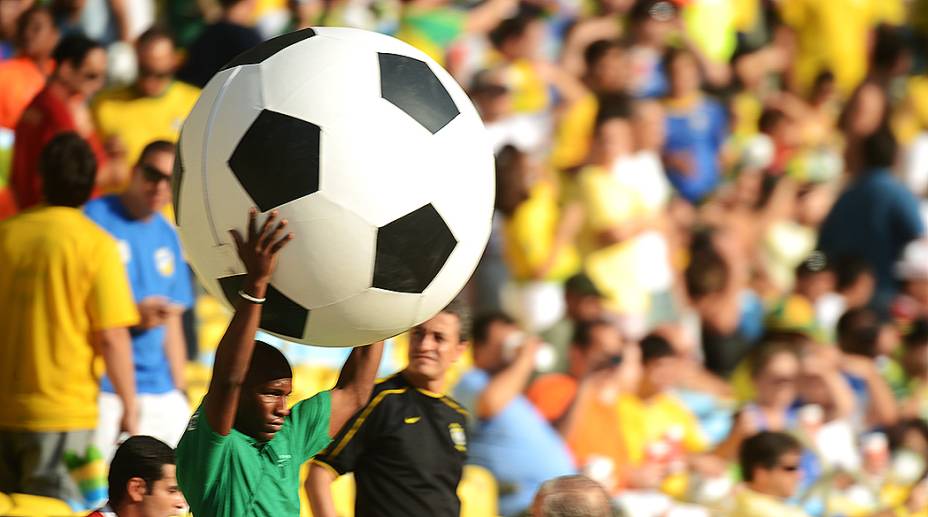 Torcida faz a festa na reinauguração do Maracanã em partida amistosa entre Brasil e Inglaterra