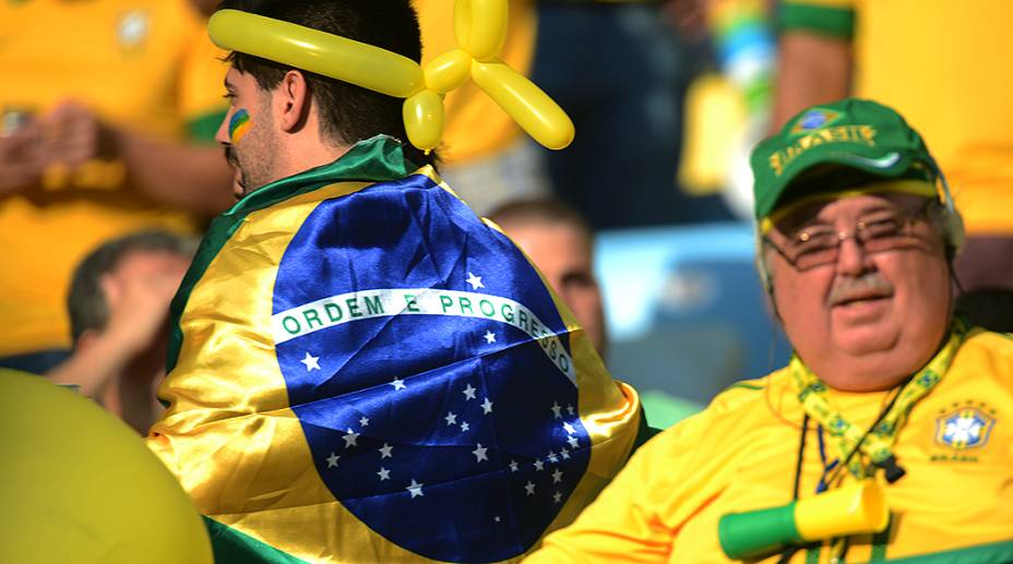 Torcida faz a festa na reinauguração do Maracanã em partida amistosa entre Brasil e Inglaterra