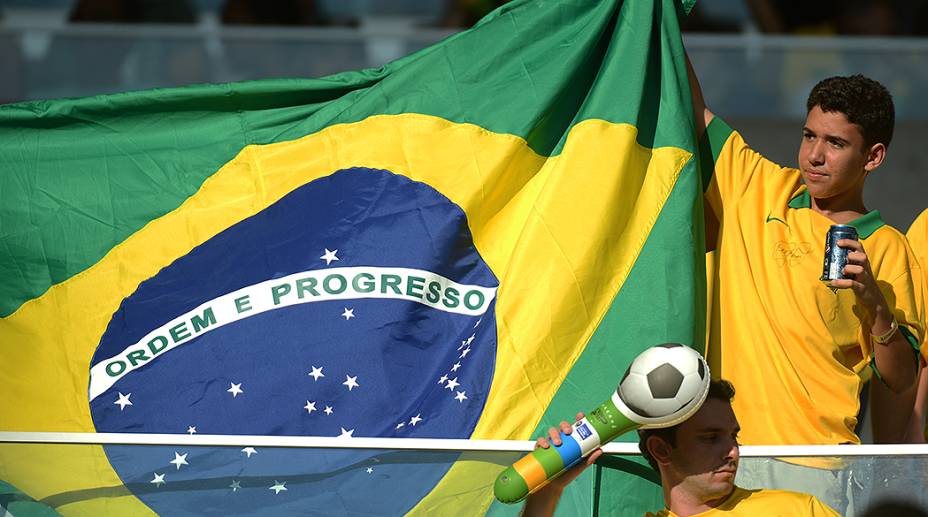 Torcida faz a festa na reinauguração do Maracanã em partida amistosa entre Brasil e Inglaterra