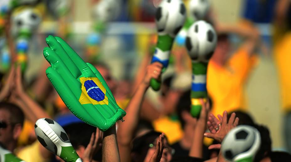 Torcida faz a festa na reinauguração do Maracanã em partida amistosa entre Brasil e Inglaterra