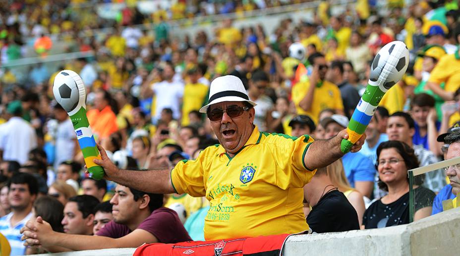 Torcida faz a festa na reinauguração do Maracanã em partida amistosa entre Brasil e Inglaterra