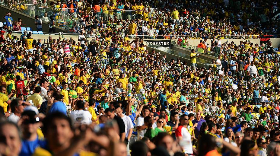 Torcida faz a festa na reinauguração do Maracanã em partida amistosa entre Brasil e Inglaterra