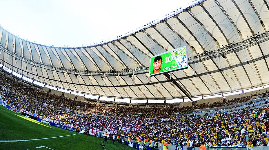 Torcida faz a festa na reinauguração do Maracanã em partida amistosa entre Brasil e Inglaterra