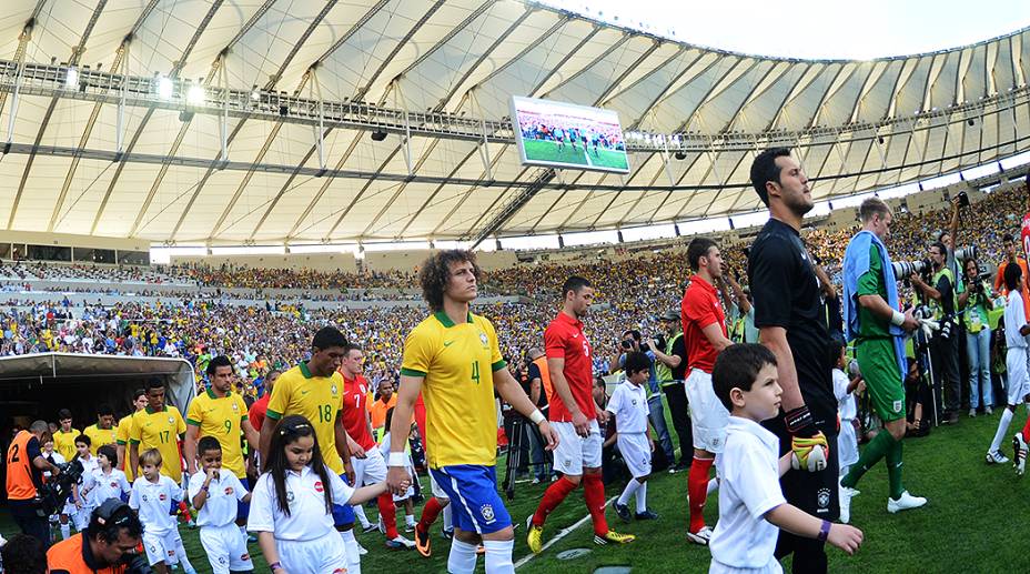 Torcida faz a festa na reinauguração do Maracanã em partida amistosa entre Brasil e Inglaterra