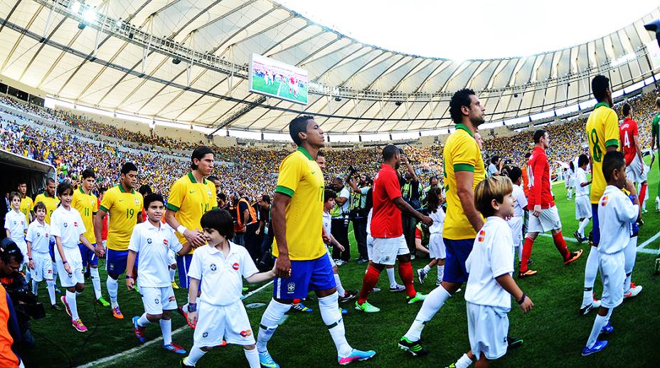 Torcida faz a festa na reinauguração do Maracanã em partida amistosa entre Brasil e Inglaterra