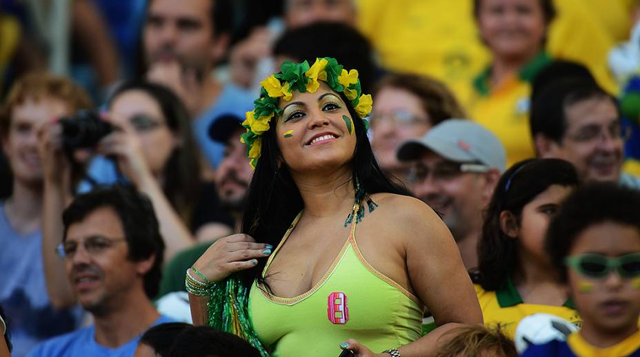 Torcida faz a festa na reinauguração do Maracanã em partida amistosa entre Brasil e Inglaterra