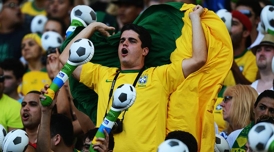 Torcida faz a festa na reinauguração do Maracanã em partida amistosa entre Brasil e Inglaterra