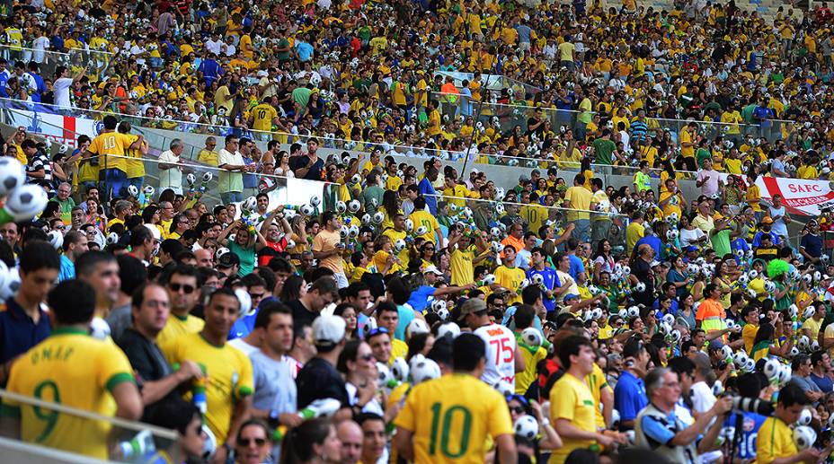 Torcida faz a festa na reinauguração do Maracanã em partida amistosa entre Brasil e Inglaterra