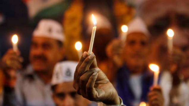 Partidários seguram velas durante vigília em apoio a Anne Hazare, que fez greve de fome para exigir que o Parlamento endureça uma lei anti-corrupção aprovada pelo governo em Mumbai, Índia