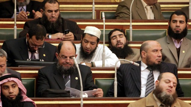 Membros do partido ultra conservador durante primeira sessão do parlamento desde as manifestações populares no Cairo, Egito