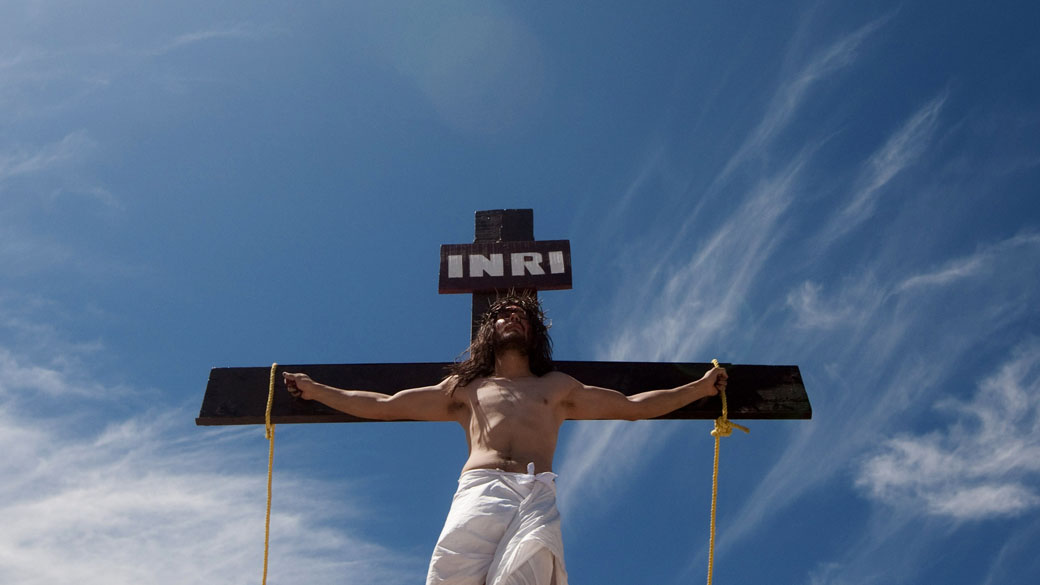 No México, ator representa a crucificação de Cristo durante a Semana Santa
