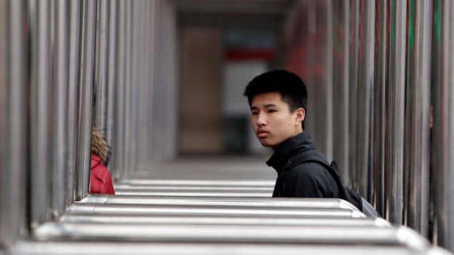 Passageiro em estação de trem de Pequim, China