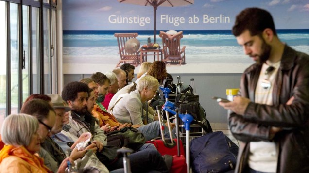 Passageiros aguardam embarque no aeroporto Schoenefeld, em Berlim. Diversos voos foram cancelados nos últimos dois dias em consequência da nuvem de cinzas provocada pela erupção do vulcão islandês Grimsvötn