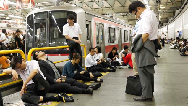 Em Tóquio, passageiros aguardam retorno dos serviços de trens após tufão que atingiu o Japão