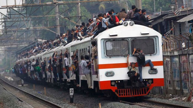 Passageiros seguem para o trabalho em trem na capital Jacarta, Indonésia