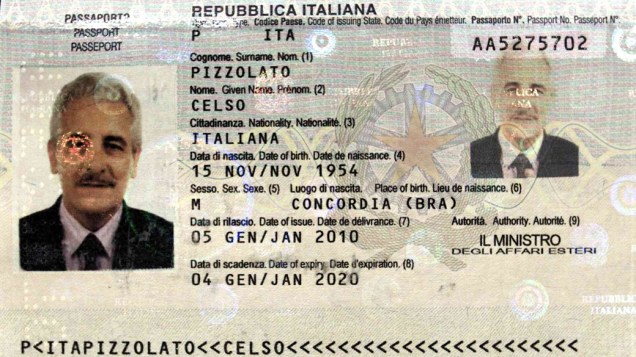Passaporte falso usado por Pizzolato durante o tempo que ficou foragido. No documento é possível ver o nome do irmão de Pizzolato, Celso, e a foto adulterada