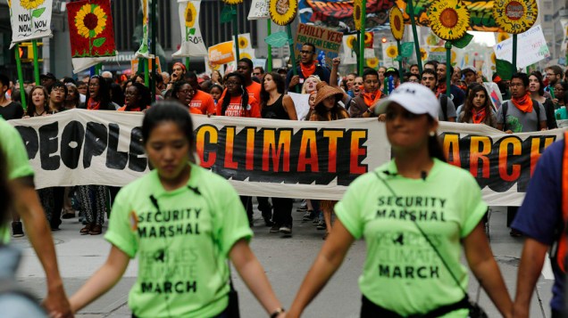 Multidão marcha em Nova York contra mudanças climáticas
