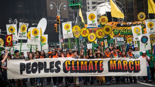 Multidão nas ruas de Nova York durante marcha contra mudanças climáticas