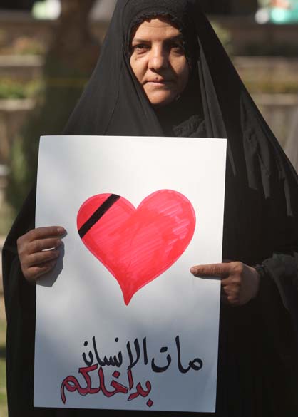 Iraquiana, durante passeata no Dia dos Namorados, pede para que seus governantes amem seu país ao invés de roubar seus recursos