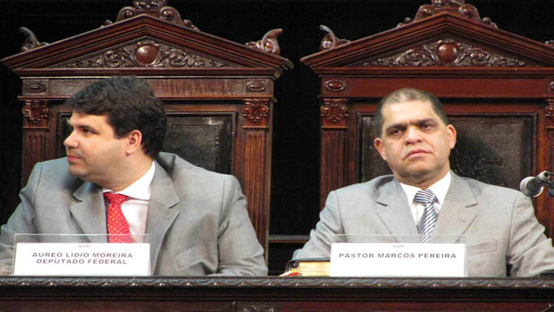 O Deputado Marcus Vinicius realizou sessão solene para entrega da Medalha Tiradentes ao Pastor Marcos Pereira, em 2012 O Deputado Marcus Vinicius realizou sessão solene para entrega da Medalha Tiradentes ao Pastor Marcos Pereira, em 2012