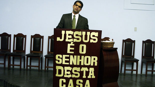 O pastor Marcos Pereira da Silva durante culto na Assembleia de Deus dos Últimos Dias, em São João de Meriti, na Baixada Fluminense