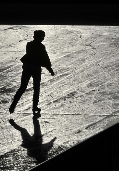 Visitante patina em pista de gelo na Torre de Londres, Inglaterra