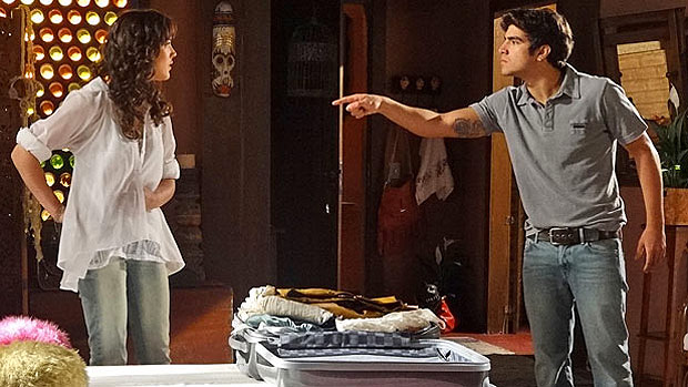 Patrícia (Adriana Birolli) e Antenor (Caio Castro) brigam em <em>Fina Estampa</em>. Ela vai morar na mansão de Pereirão. Ele, não