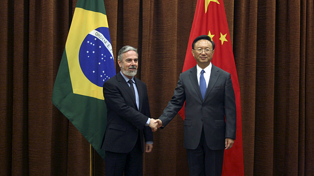 Patriota cumprimenta o colega chinês Yang Jiechi
