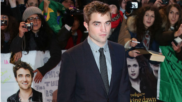 O ator Robert Pattinson durante première de Amanhecer - Parte 2 em Londres