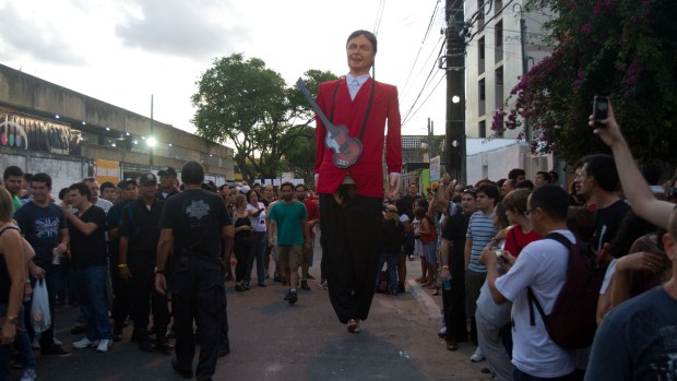 Fãs levaram um boneco de Olinda com o rosto de Paul para o show