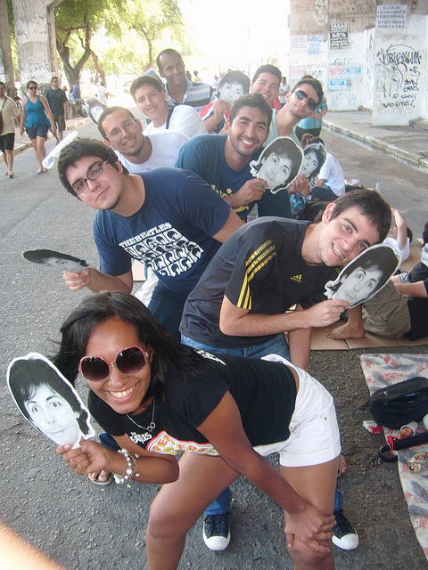A pernambucana Thammy Chagas (frente) e fãs fantasiados de "Paul" para a surpresa durante o Show do Recife (PE)