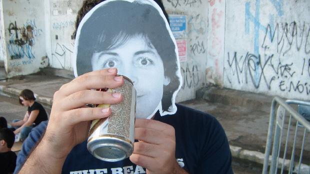 Fã veste máscara de Paul McCartney à espera do show, no Recife