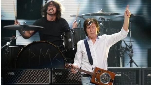 Paul McCartney se apresenta com integrantes do Nirvana (o baterista Dave Grohl ao fundo) em Nova York em 12 de dezembro
