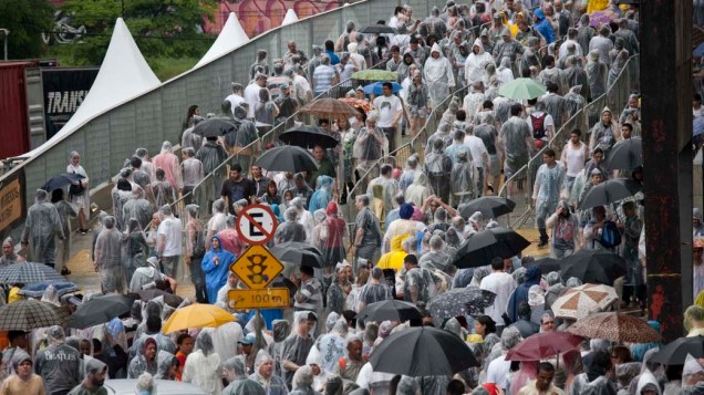 Fãs se protegem da chuva na entrada para o segundo dia do show de Paul McCartney no estádio do Morumbi, São Paulo/SP