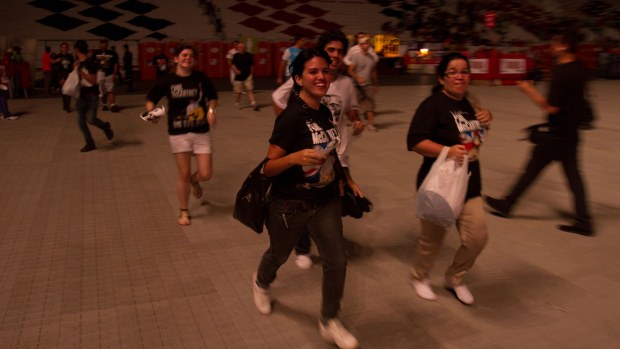 Quando os portões foram abertos, houve correria daqueles que queriam pegar um lugar na fila do gargarejo