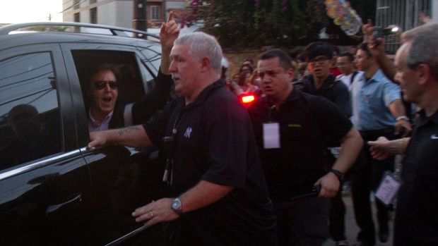 Paul chegou ao Estádio do Arruda, em Recife, acenando para os fãs que aguardavam do lado de fora