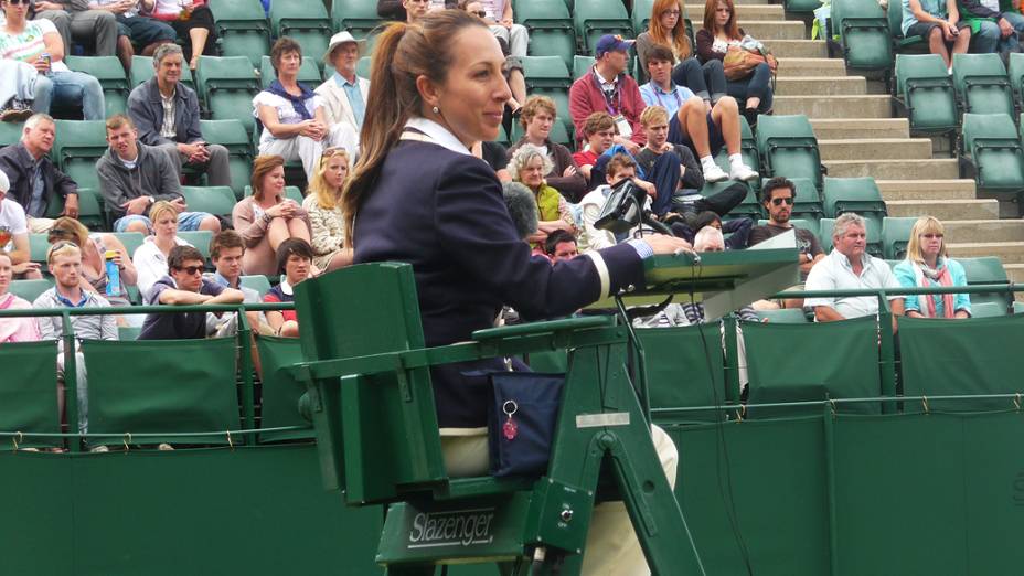 A árbitra gaúcha Paula Capulo em ação, em Wimbledon 2012